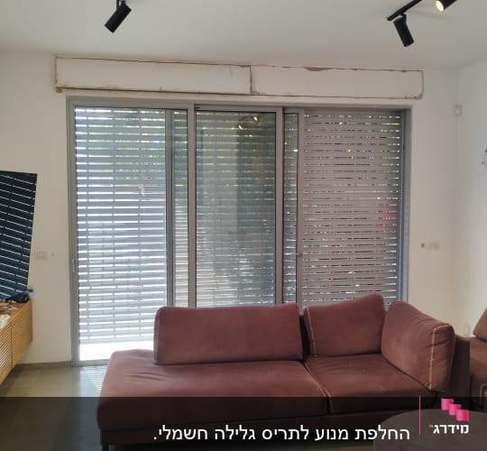 חלונות עם תריסים אפורים סגורים למחצה
